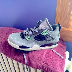 Air Jordan 4 retro Green glow size 9 in men